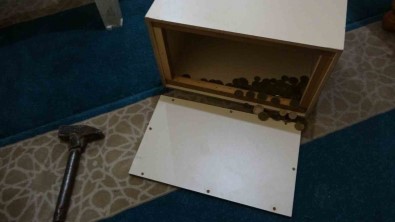 Caminin Yardim Kasasini Kiran Hirsiz 15 Bin TL Çaldi