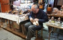 Tamamen el işiyle yapıyor: 75 yaşındaki Tahir amca 5 metrekare dükkanında 65 yıldır teknolojiye meydan okuyor