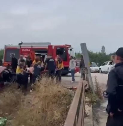 Bursa’da can pazarı! İki otomobil çarpıştı, biri dereye uçtu: 5 yaralının hayati tehlikesi var