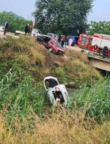 Bursa’da can pazarı! İki otomobil çarpıştı, biri dereye uçtu: 5 yaralının hayati tehlikesi var