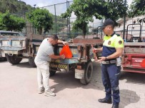 Kusadasi'nda Traktör Sürücülerine Reflektör Dagitildi
