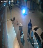 Motosikleti Ile Kaza Yapti, Kalkti Diger Sürücüye Yardim Etti