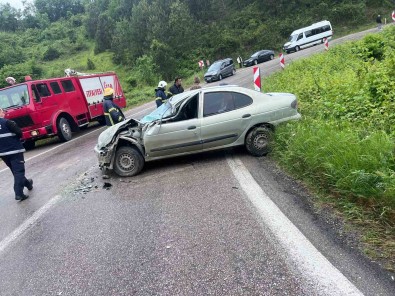 Sinop'ta Kamyonet Ile Otomobil Çarpisti Açiklamasi 3 Yarali