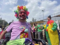 Trafik Kazasinda  Engelli Kaldi Palyaço Oldu, Kendini Çocuklari Güldürmeye Adadi