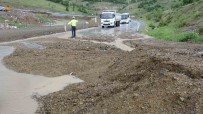 Yozgat'ta Siddetli Yagis Toprak Kaymasina Neden Oldu, Trafikte Aksamalar Yasandi Haberi