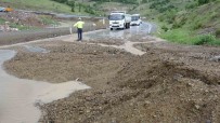 Yozgat'ta Siddetli Yagis Toprak Kaymasina Neden Oldu, Trafikte Aksamalar Yasandi