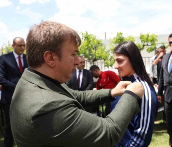 Bakü'de Gümüs Madalya Kazanan Elvira'yi Vali Aydogdu Tebrik Etti