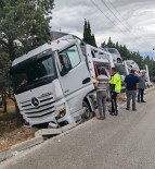 Burdur'da Araba Yüklü Tir Sarampole Dalarak Toprak Zemine Saplandi