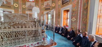 Fatih Sultan Mehmed Han Kabri Basinda Dualarla Anildi