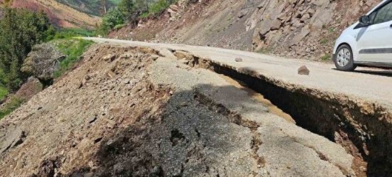 Erzurum'da endişelendiren görüntü! Yolda oluşan dev yarıklar korkutuyor