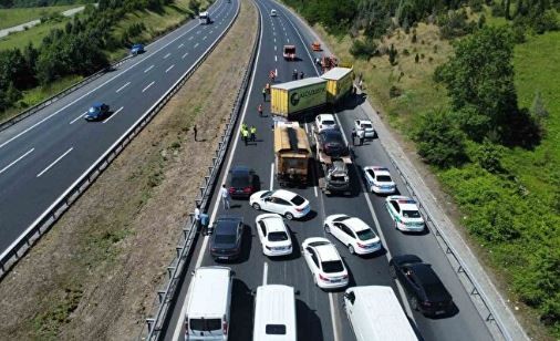 Kilometrelerce kuyruk oluştu: TEM'i kilitleyen kaza drone ile görüntülendi