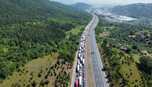 Kilometrelerce kuyruk oluştu: TEM'i kilitleyen kaza drone ile görüntülendi