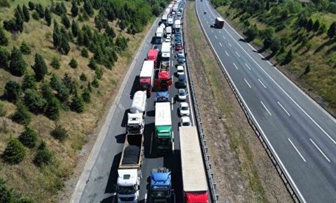 Kilometrelerce kuyruk oluştu: TEM'i kilitleyen kaza drone ile görüntülendi