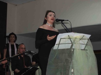 Balikesir'de Kursiyerler Korosunun Konseri Izleyenleri Costurdu