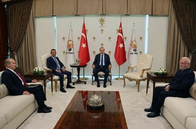 Başkan Erdoğan ve CHP lideri Özgür Özel görüşmesinde dikkat çeken kare! Sol taraftaki koltuk neden boştu?