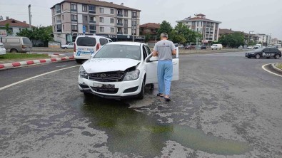 Düzce'de Kaza Sonrasi Refüje Çikan Otomobil Agaca Çarpti Açiklamasi 2 Yarali