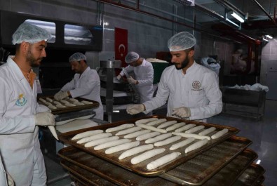 Haliliye Belediyesi Ürettigi Ekmekleri Sofralara Ulastiriyor