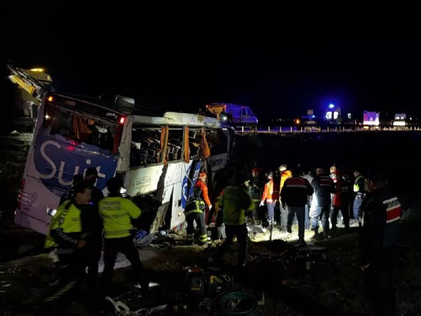 Otobüs şarampole devrildi: Ölü ve yaralılar var