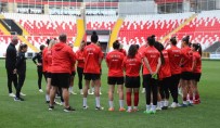 A Milli Kadin Futbol Takimi, Azerbaycan Maçi Hazirliklarini Tam Kadro Sürdürdü