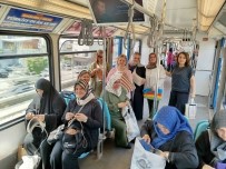 Gazze Için Metroda Örgü Örerek Yolculuk Yaptilar