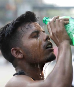 Hindistan'da Rekor Sicaklik Nedeniyle Ilk Can Kaybi