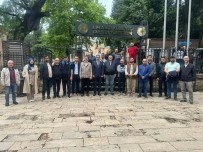 Muradiye Külliyesine Ziyaretçi Akini