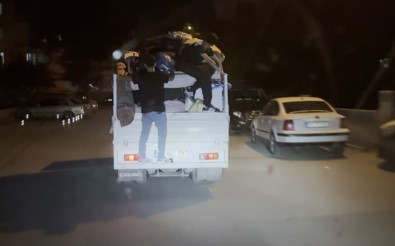 Esya Yüklü Kamyonetin Kasasinda Tehlikeli Yolculuk Kamerada