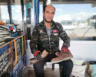 Gediz Otogari'nda 25 Yildir Ayakkabi Boyaciligi Yapiyor