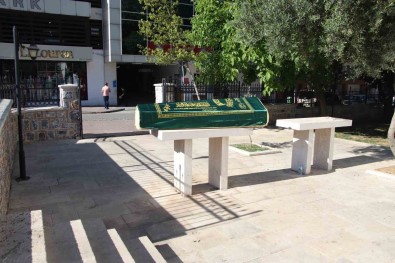 Mugla'da Camiye Birakilan Tabut Içindeki Cenaze Merak Konusu Oldu