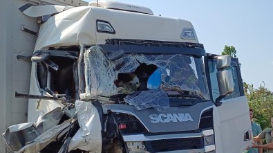 Otoyolda Tanker Ile Tir Çarpisti Açiklamasi 2'Si Çocuk 5 Kisi Yarali