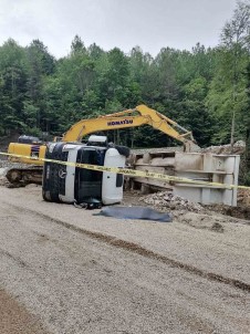 Tas Yüklü Kamyon Devrildi Açiklamasi 1 Ölü