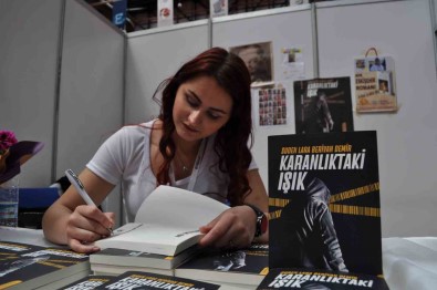18 Yasinda Bir Kitap Yazip Yayinlayarak Yazarlik Kariyerine Ilk Adimini Atti