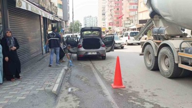 Adana'da Is Yerine Düzenlenen Silahli Saldirida Otomobiliyle Seyreden Kadin Sürücü Vuruldu