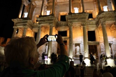 Efes Antik Kenti'ndeki 'Gece Müzeciligi' Lansmanina Yogun Katilim