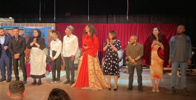 Erzincan'da 'Ihtiyar Kiz' Isimli Komedi Oyunu Sahnelendi