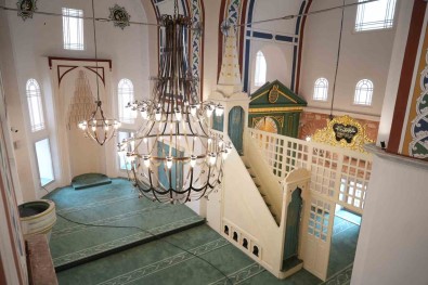 Cam Dösemesinin Altinda Sergilenen Eserlerle Adeta Müze Olan Atik Mustafa Pasa Camii Ibadete Açiliyor