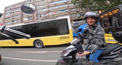 Istanbul'da Trafikte Kahkahaya Bogan Kaza Açiklamasi Motosikletine Çarpan Kisi Annesi Çikti