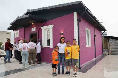 Yagmurlu Havalarda Islanmak Istemeyen Depremzede Meriç'in Sesini Duyan Saglikçi Havva'dan Afetzede Aileye Sicak Yuva
