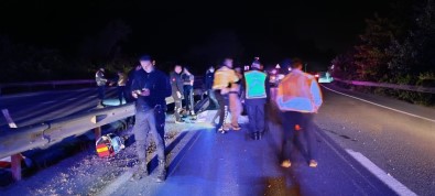Bariyer Ve Aydinlatma Diregine Çarpan Motosiklet Sürücüsü Hayatini Kaybetti