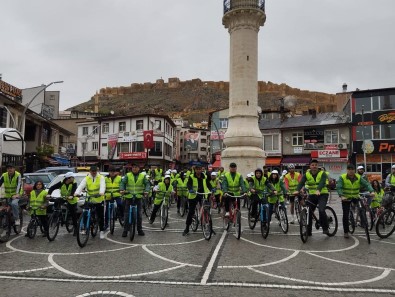 Bayburt'ta Yagmur Çamur Dinlemeyen Bisikletli Grup Pedallari Saglikli Yasam Için Çevirdi