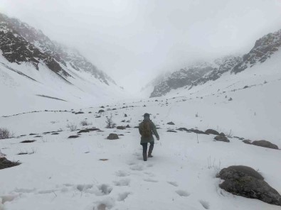 Erzincan'in Yüksek Kesimlerine Kar Yagdi
