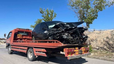 Otoyolda Otomobil Bariyerlere Çarpti Açiklamasi 5 Yarali