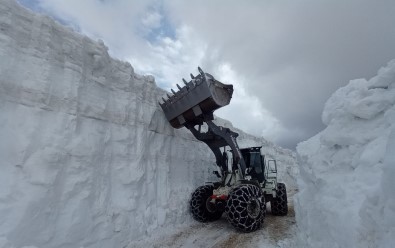 Yüksekova'da Mayis Ayinda 6 Metrelik Kar Tünelleri Sasirtiyor
