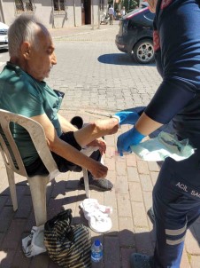 Yürürken Protez Bacagi Çikan Yasli Adam, Protez Demirinin Kestigi Bacagindan Yaralandi