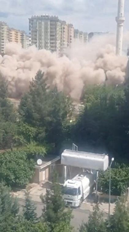 Saniyeler içinde yerle bir oldu: Depremde ağır hasar alan 12 katlı bina yıkım sırasında çöktü