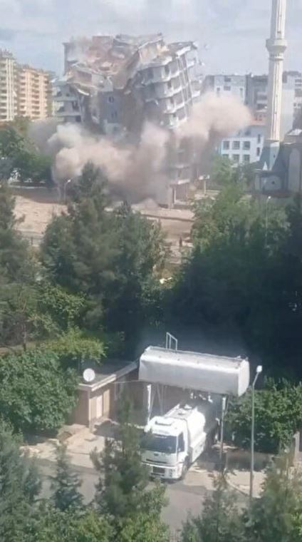 Saniyeler içinde yerle bir oldu: Depremde ağır hasar alan 12 katlı bina yıkım sırasında çöktü