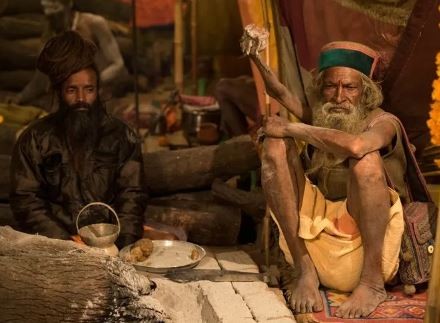 50 yıldır sağ kolu havada yaşıyor! Sebebi ise...