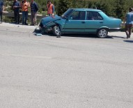 Burdur'da Kavsakta Iki Otomobil Çarpisti Açiklamasi 1 Yarali