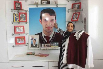 Dershaneden Dönerken Bombali Saldirida Sehit Olan Ogulcan'in Annesi, Evladinin Okul Elbisesiyle Hasret Gideriyor