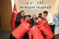 Down Futsal Takimi Sporcularindan Baskan Büyükkiliç'a Sevgi Gösterisi
